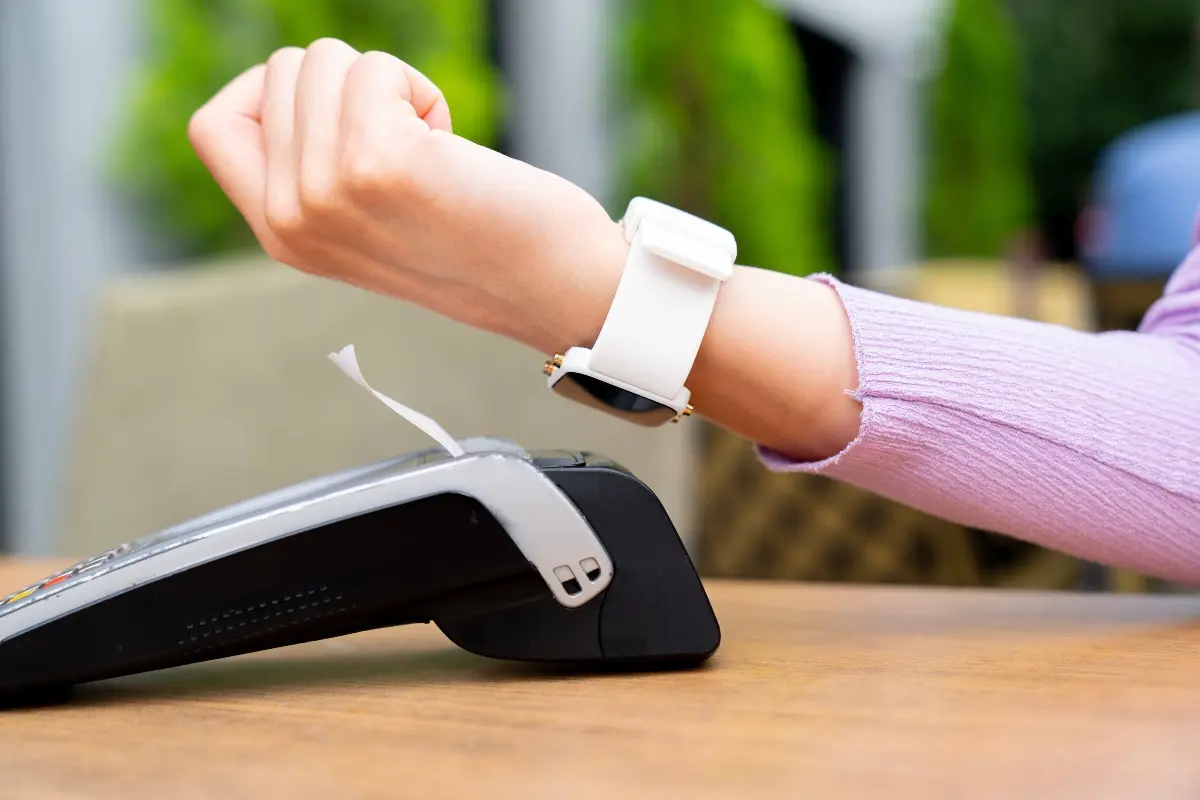 Maintaining wireless efficiency during device miniaturisation